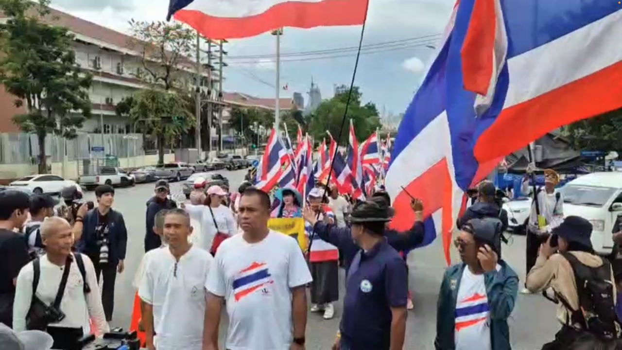 ประชาชนรวมตัวถือป้ายล้อมทำเนียบ เรียกร้องให้นายกฯ ลาออก
