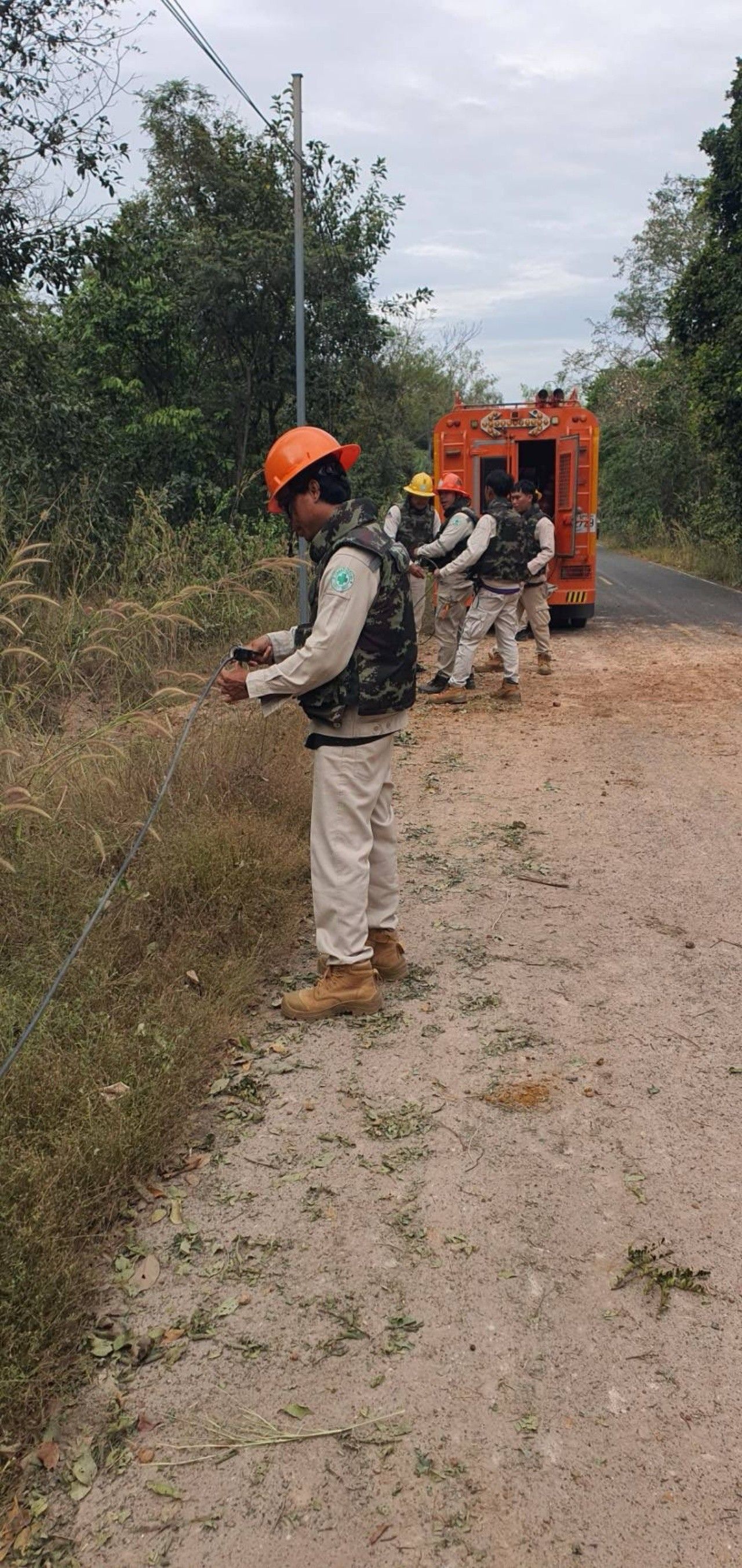 感谢后方 电力官员穿着防弹衣修复边界电缆