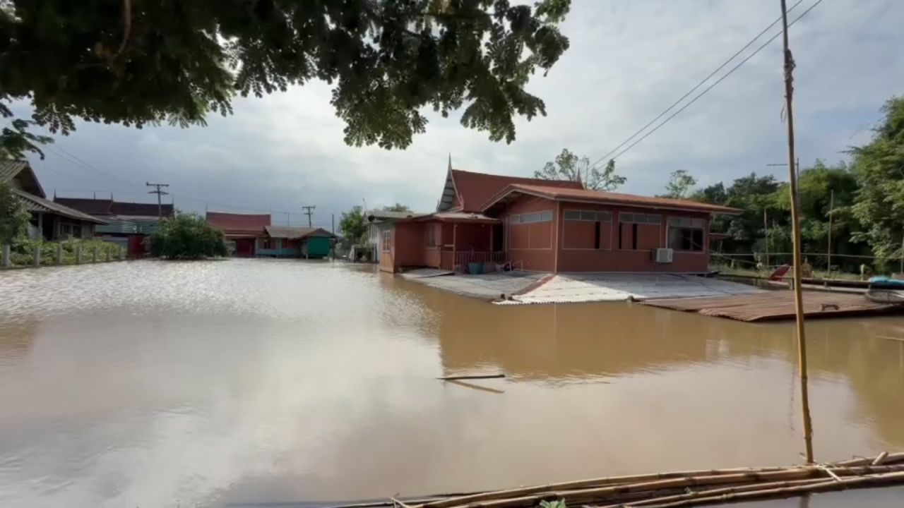 บางบาล居民感到无奈,清理房屋仅3天,洪水再次超过1米