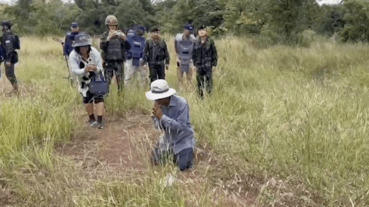 农民泪洒土地,十年后重返自己的家园