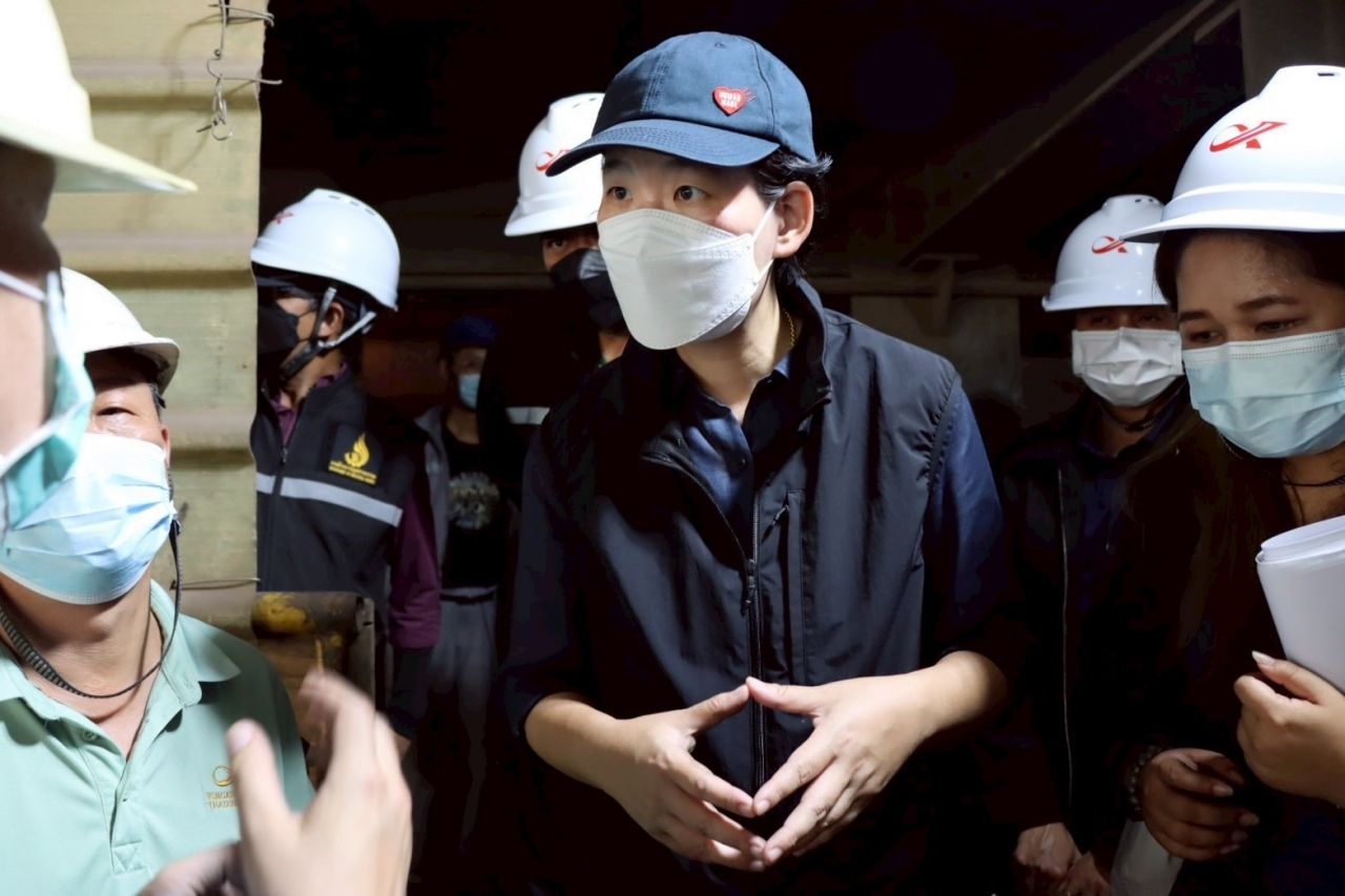 “เอกนัฏ”命令查封巴真武里府两家工厂的进口废铁，发现污染