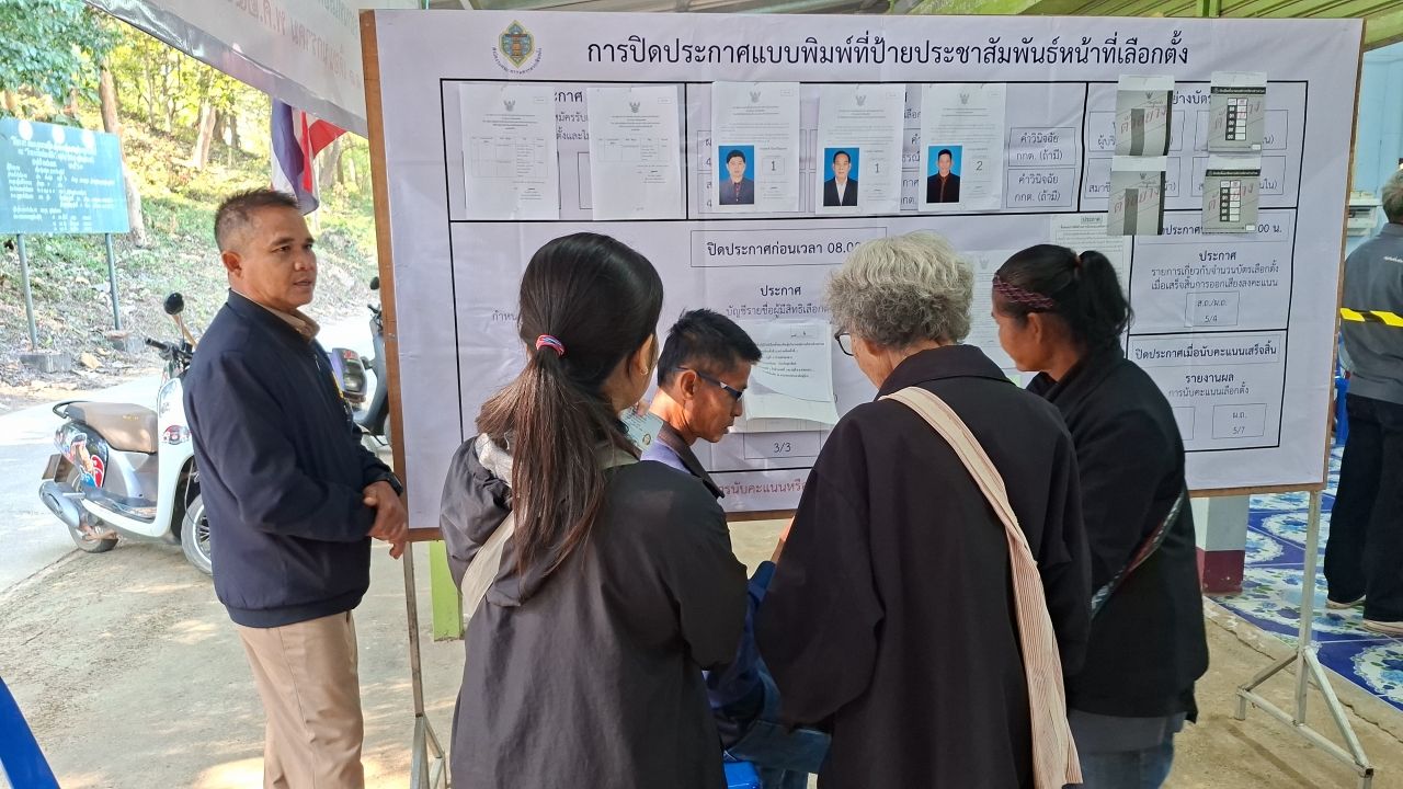 选举委员会秘书查看乌达拉迪选举投票，参与热情高涨