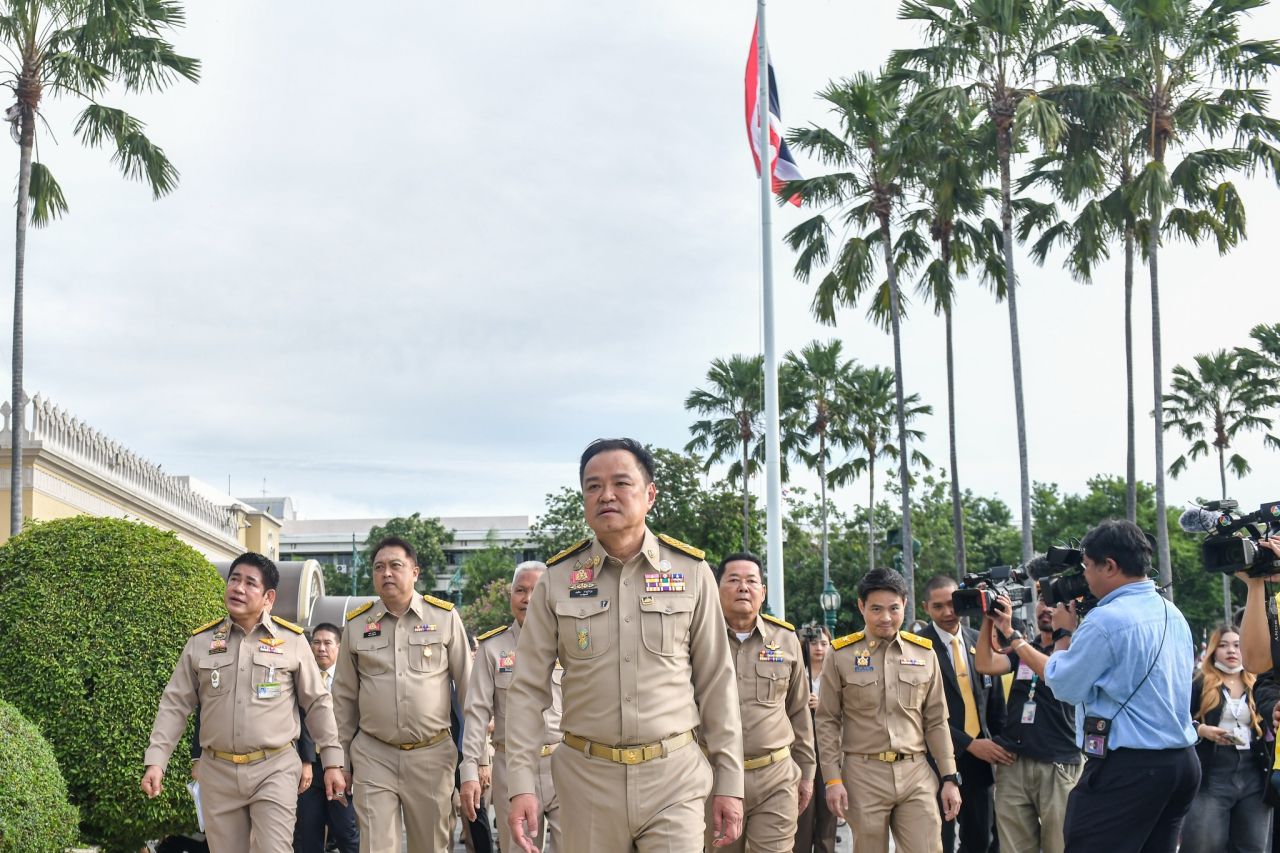 总理率部长和公务员尊重泰国国旗，纪念泰国国旗日2568年
