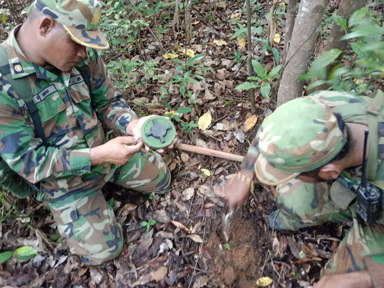 证据确凿，发现柬埔寨士兵手机，发现正在埋设PMN-2地雷的图片