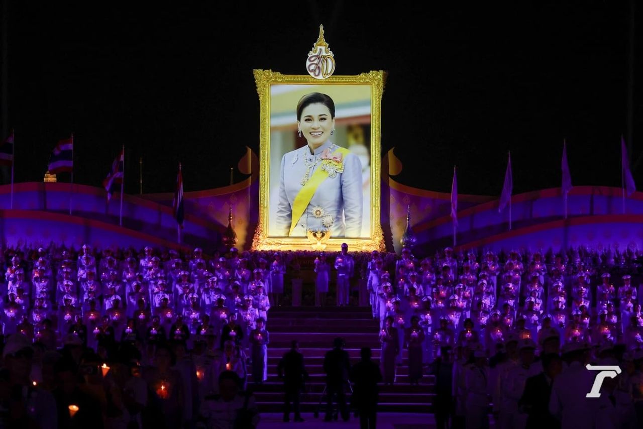 总理及配偶带领民众点燃蜡烛祝贺“皇后”生日