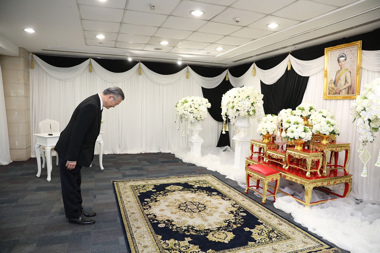 曼谷银行举行哀悼仪式,向诗丽吉王太后致敬