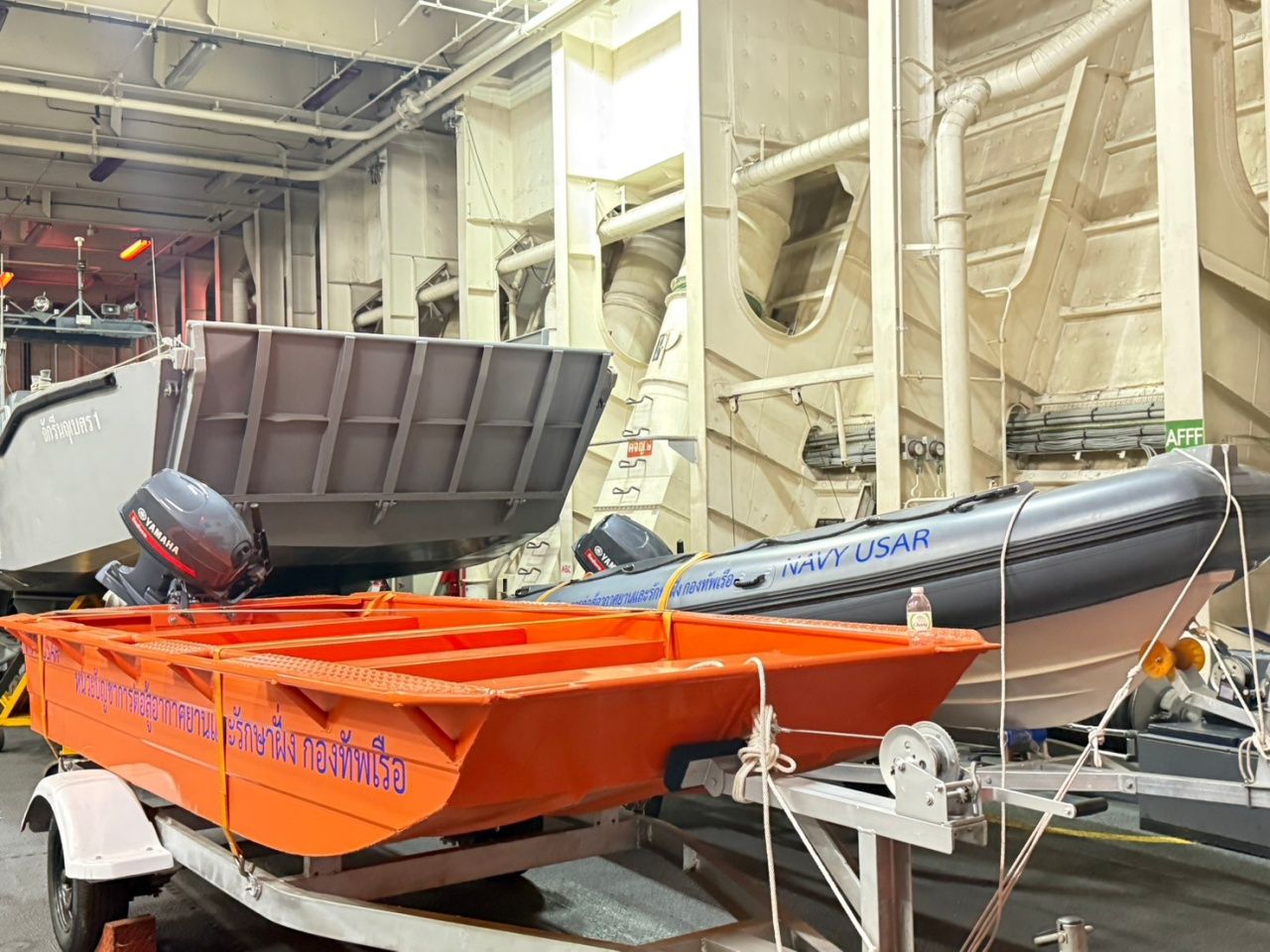 皇家柴克里纳鲁贝号停泊在三昧拉海滩,紧急支援合艾水灾