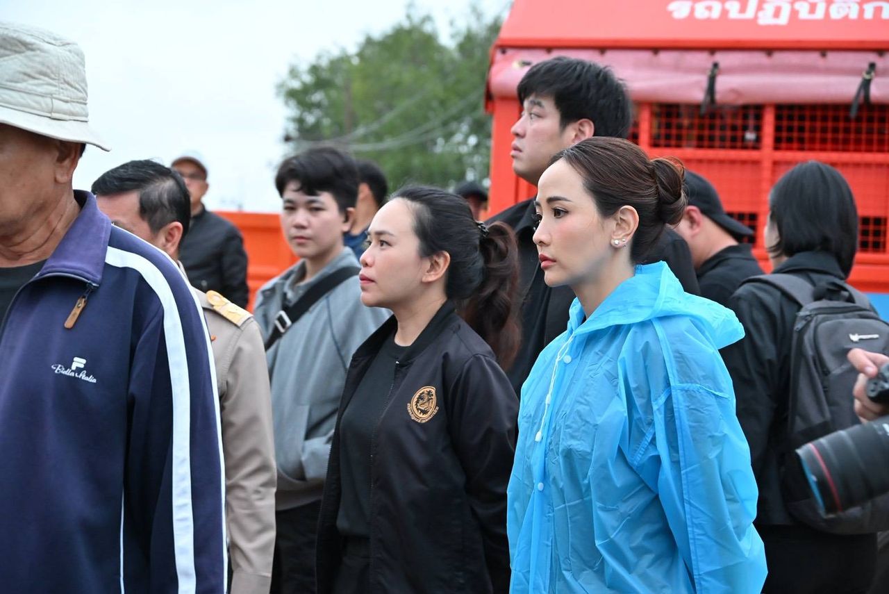 “阿努廷”携妻子挺进合艾洪水灾区，承诺3-4天内水位将下降