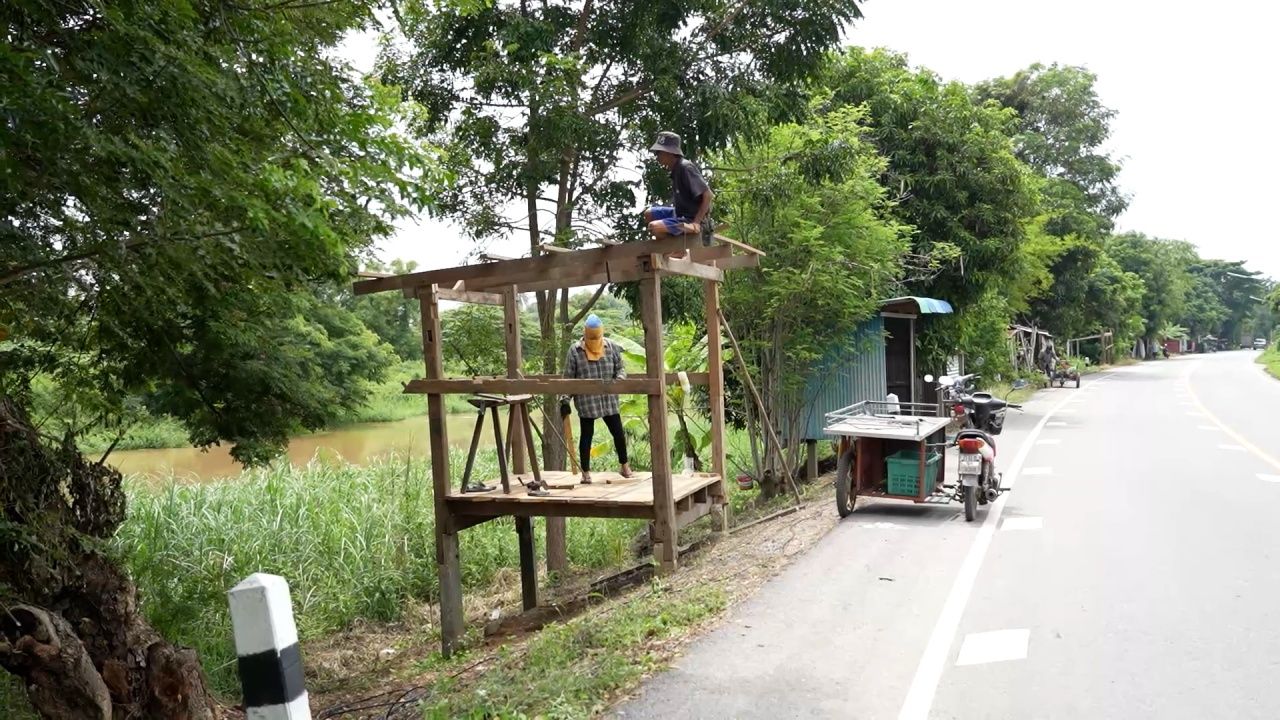 湄南河大坝加快水量泄流迎接“拉卡萨”台风 居民抓紧在公路上搭建临时避难所
