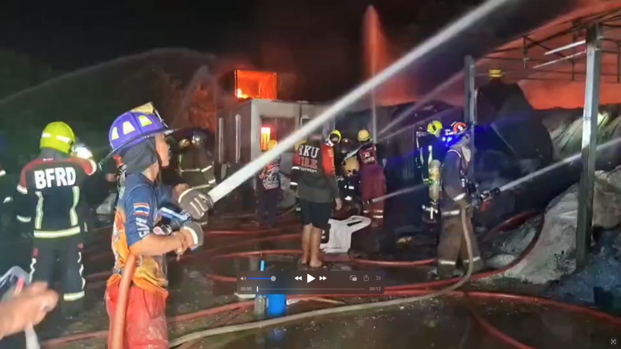 塑料厂火灾在邦格迪地区，工人逃生-当局加紧调查原因