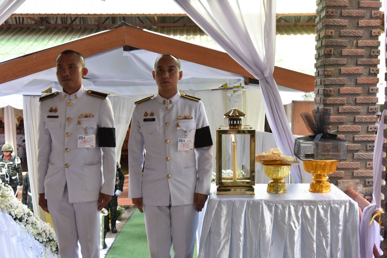 总理在“中尉萨塔瓦特”葬礼上泪目,慰问勇士家属