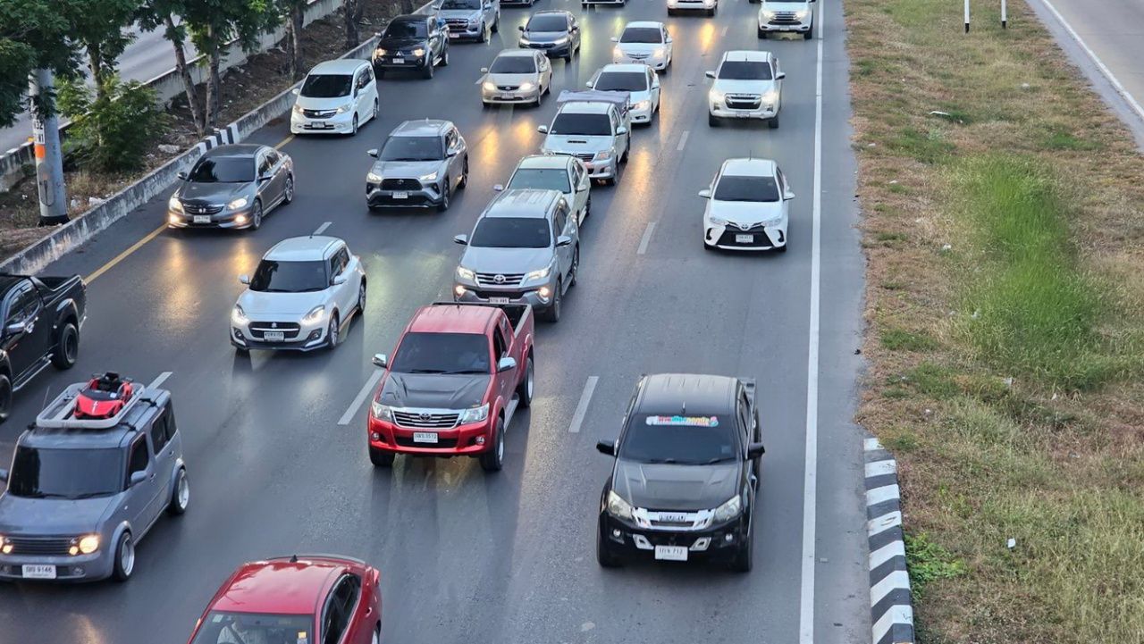 亚洲路段进入曼谷,经过 Ang Thong,车辆在所有车道都很拥挤,间歇停滞