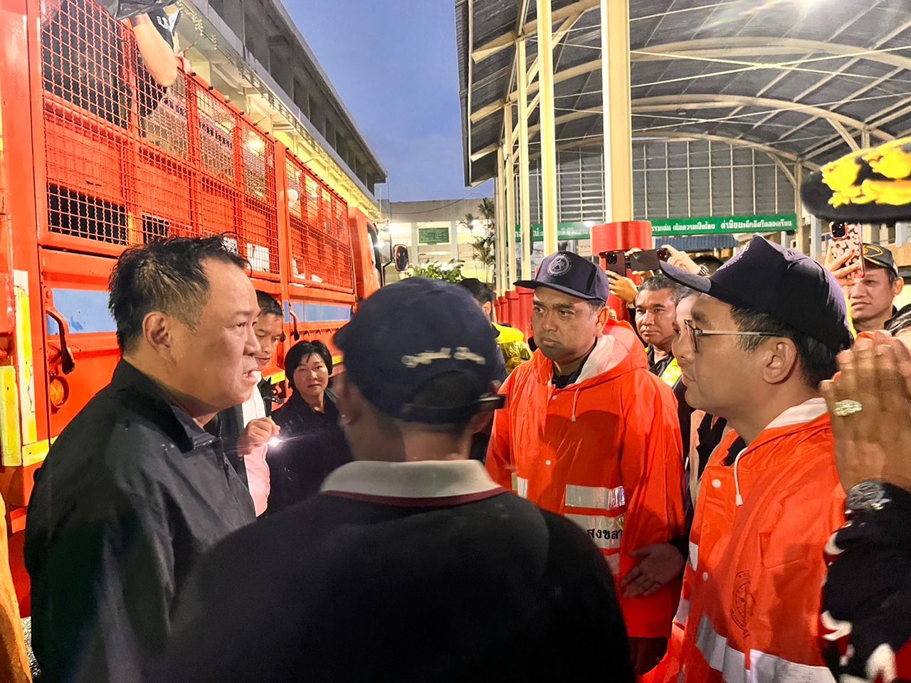 公路局加速救助南部水灾，修复“断桥”并派6轮车撤离居民