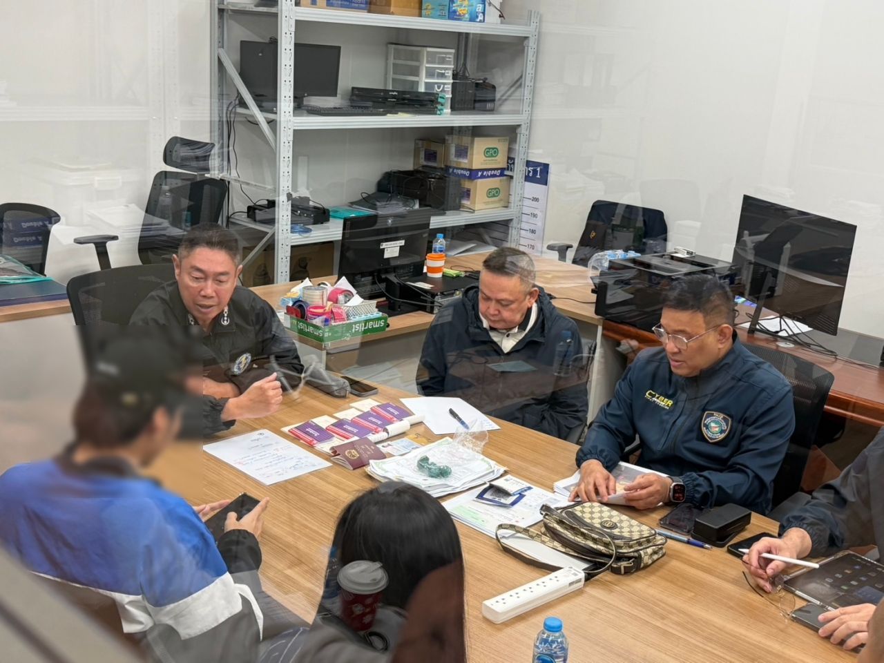 已拘捕24小时视频通话诈骗团伙，诱骗19岁男子砸开母亲保险箱，损失近千万