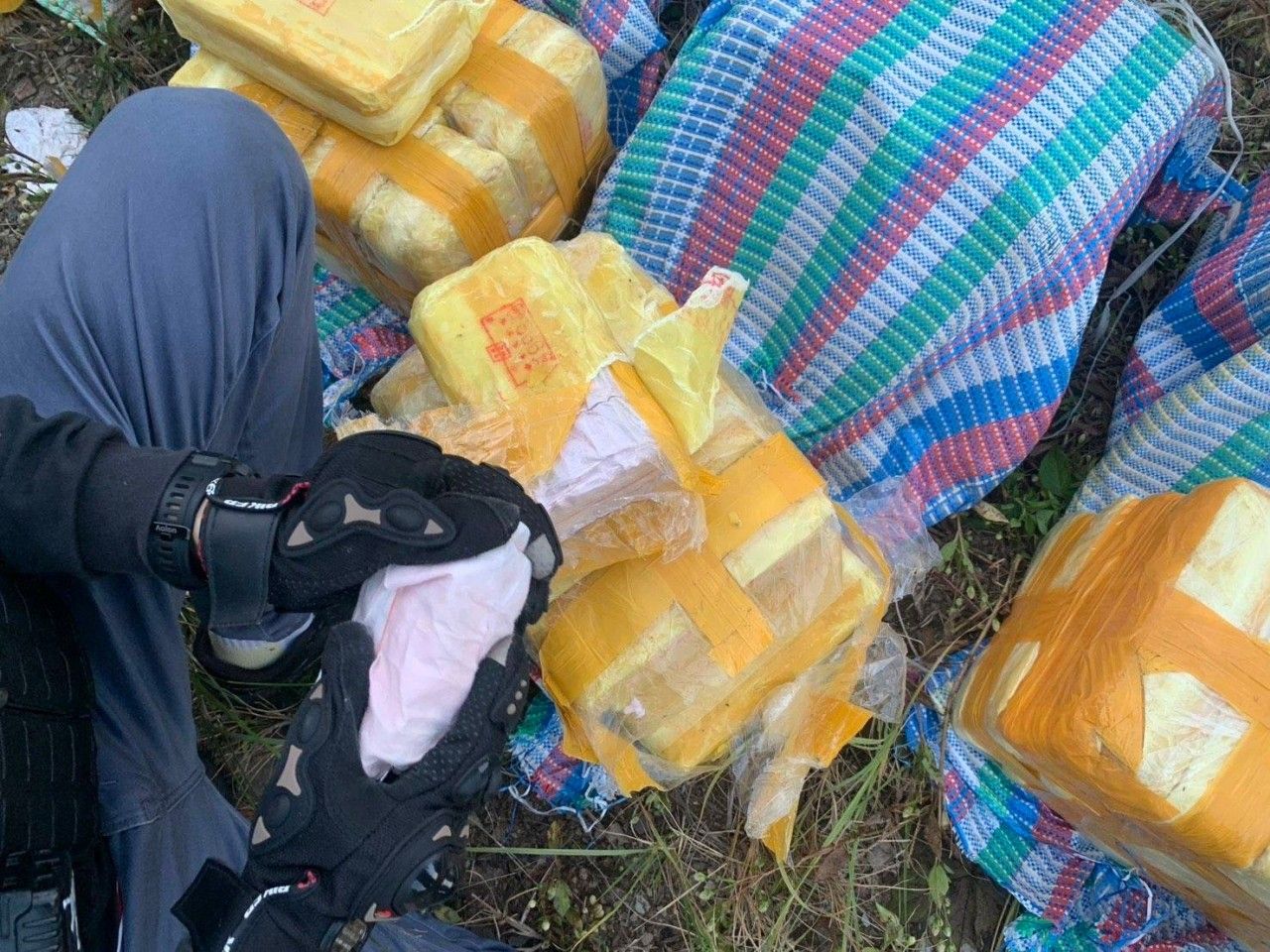 帕梅昂部队与边防警察326联合查获110万粒冰毒藏匿森林边缘