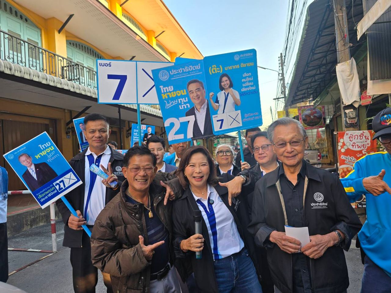 “川·立派”率领民主党进军清迈，助“塔·纳拉功”拉票，高举“廉洁政治”旗帜