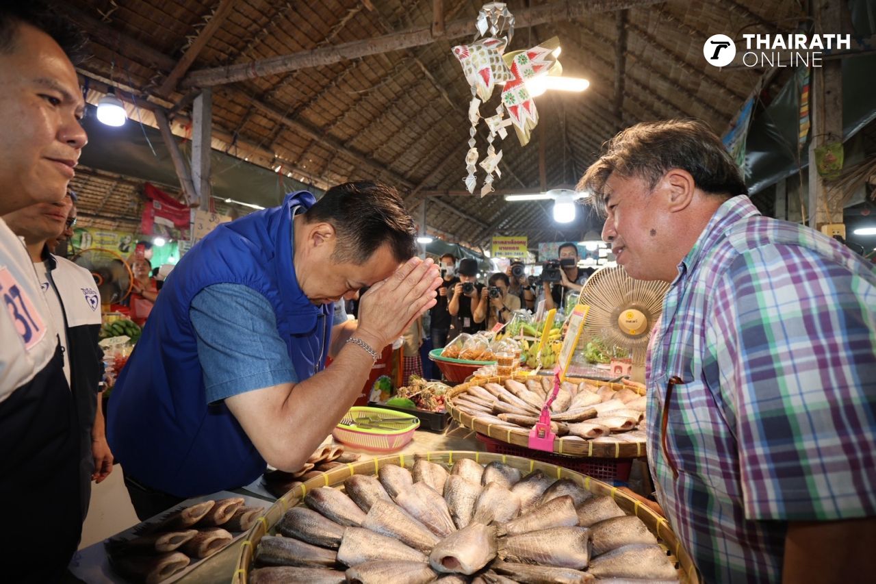 “阿努廷”携手“西哈萨”在孔隆达马延市场拉票，“佩克”前来助阵，人气不输父亲