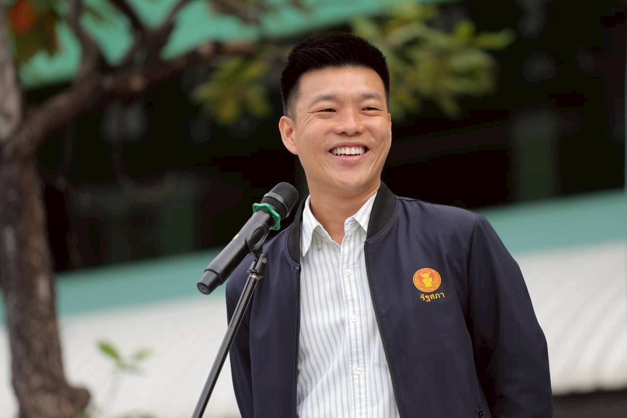 “泰昂” 荣获泰威塔皮色杰出校友奖，弘扬校训用于政治工作