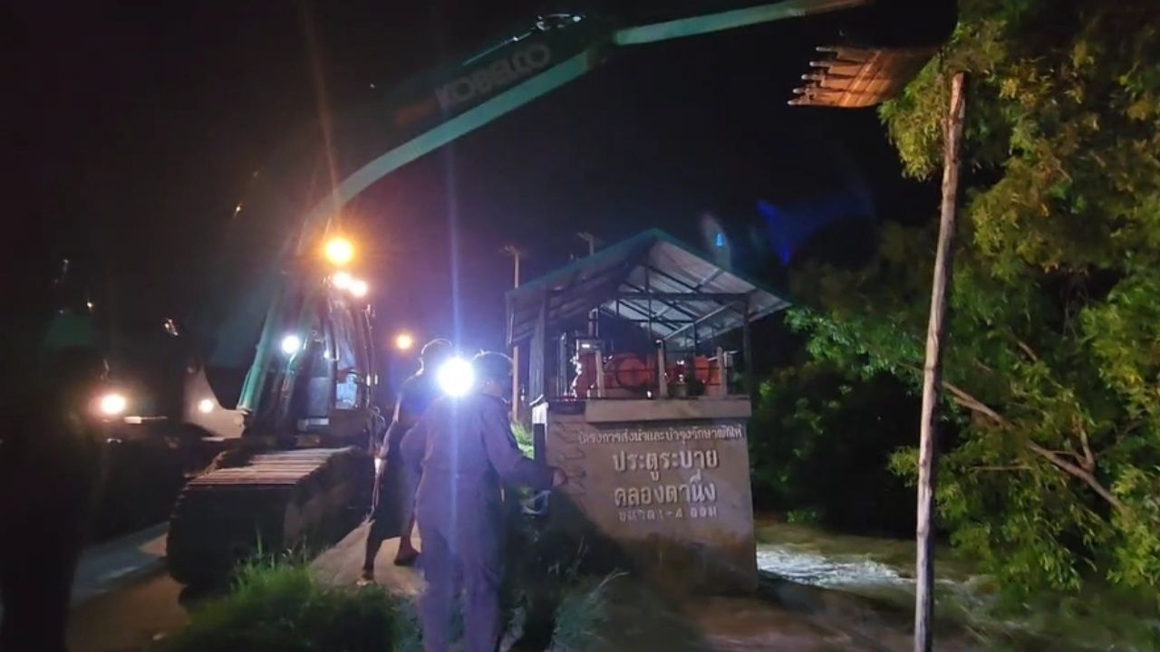 彻夜封堵泄漏,防止水涌越界洪泛农田