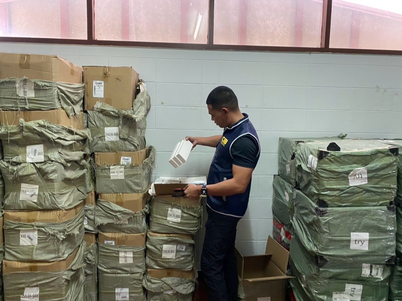 查获假冒品牌商品仓库，缴获超5万件，通过假冒知名商店的网页销售