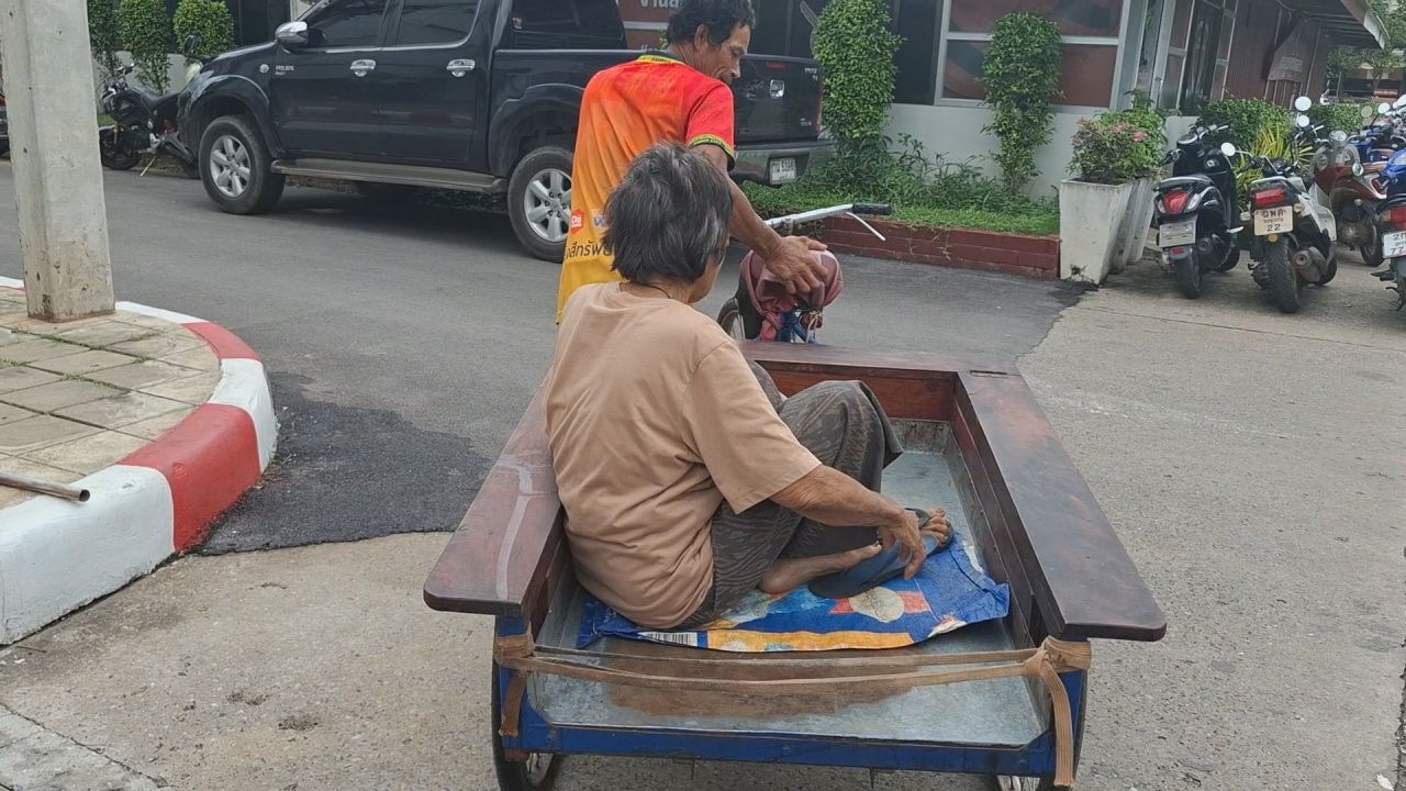奶奶非常伤心，亲孙子假装来照顾病情期间盗走9泰铢黄金，消失无踪