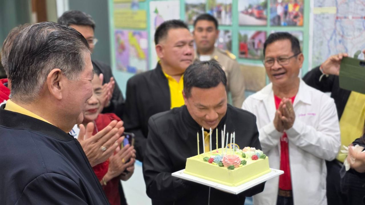 欢庆“普米塔姆”携生日蛋糕为“普拉帕特”庆生55岁生日