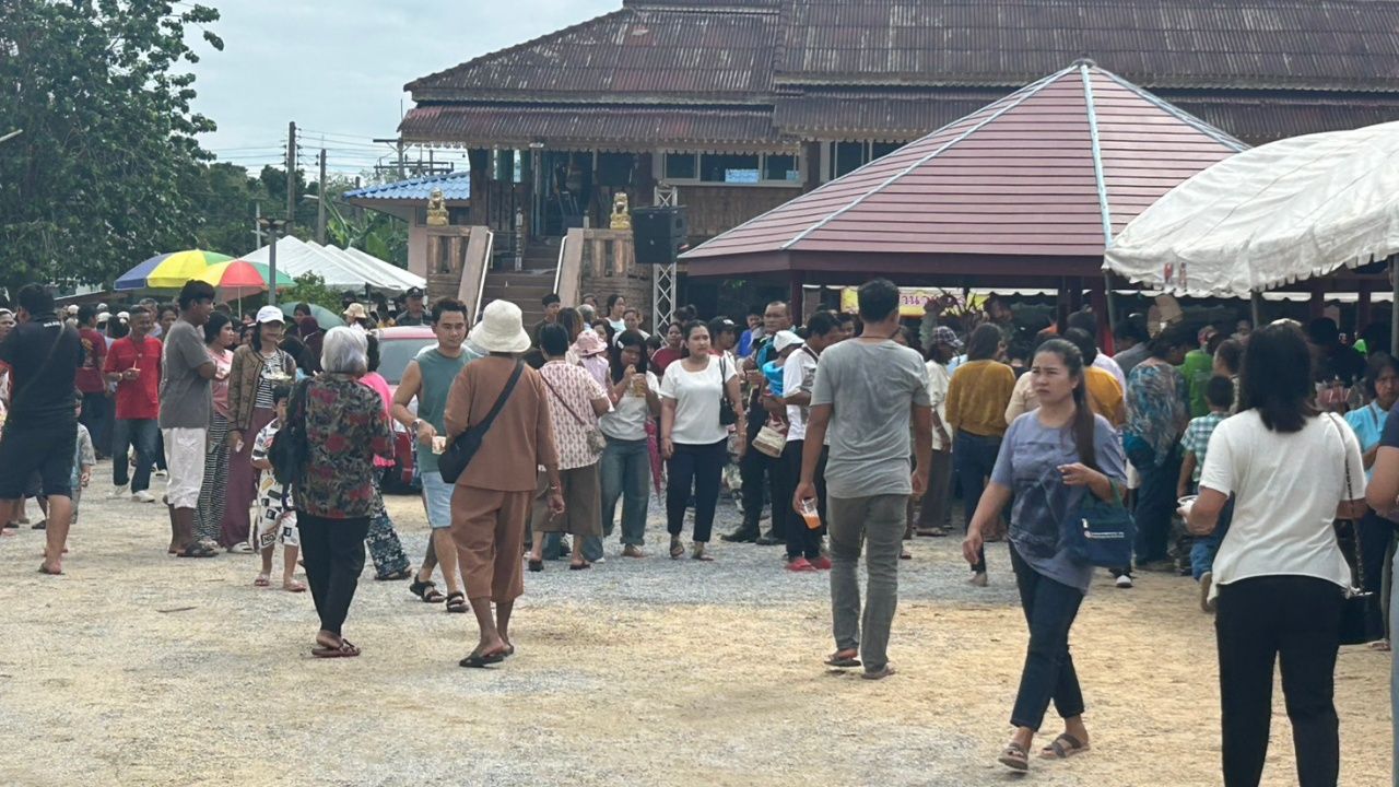 “塔威” 带领“民主党”团队在美兰区巴素威寺福田布施——泰国佛教徒与穆斯林和平共处的信号