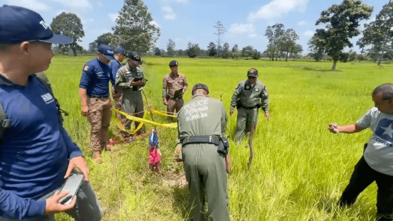 EOD 清除掉落在 Phanom Dong Rak 的 BM-21 火箭弹，发现近 20 枚未爆炸