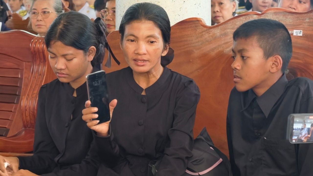 士兵帕努帕特的遗体已归故里，母亲透露孩子留下的最后遗物是手机