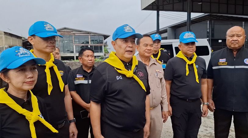 第一军区司令与巴吞他尼省省长前往洪灾地区访问,为村民提供救济袋