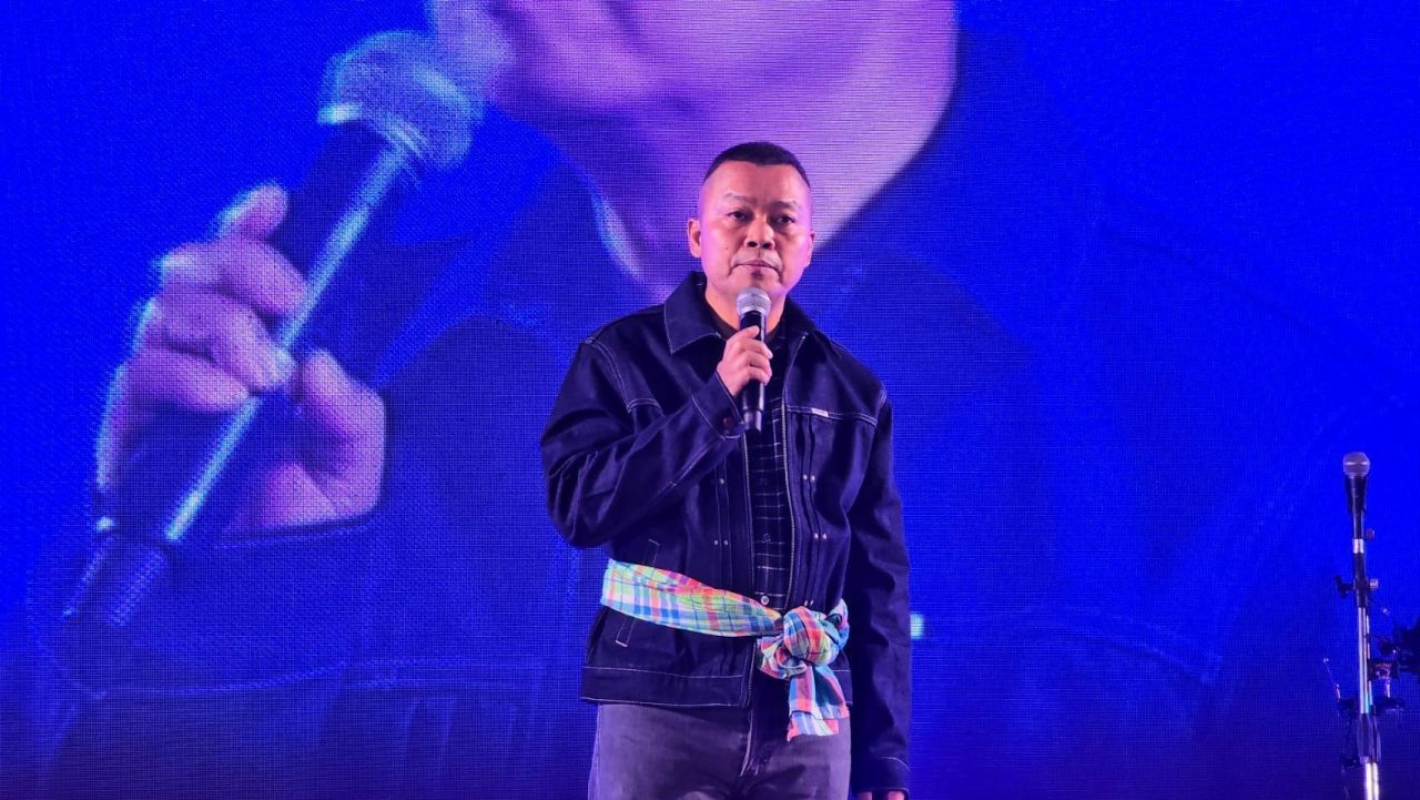 前军长与著名歌手在退休派对上共唱，并进行宝物拍卖支持基金会