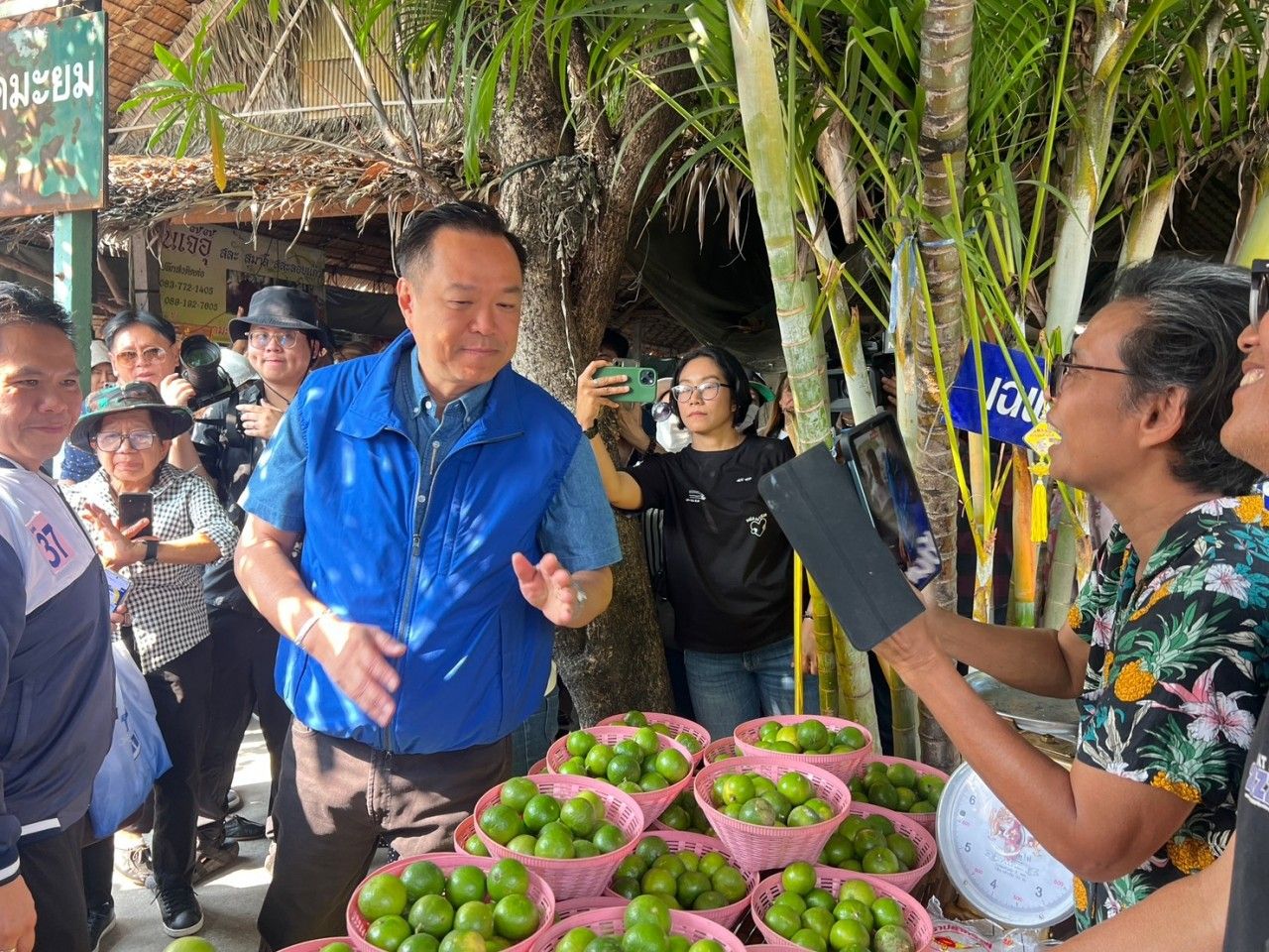 “阿努廷”携手“西哈萨”在孔隆达马延市场拉票，“佩克”前来助阵，人气不输父亲