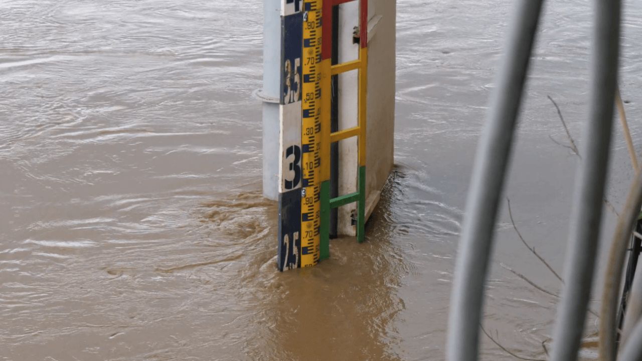 水已经来了 清迈市区的平河水位持续上涨 预计今天下午6点达到最高