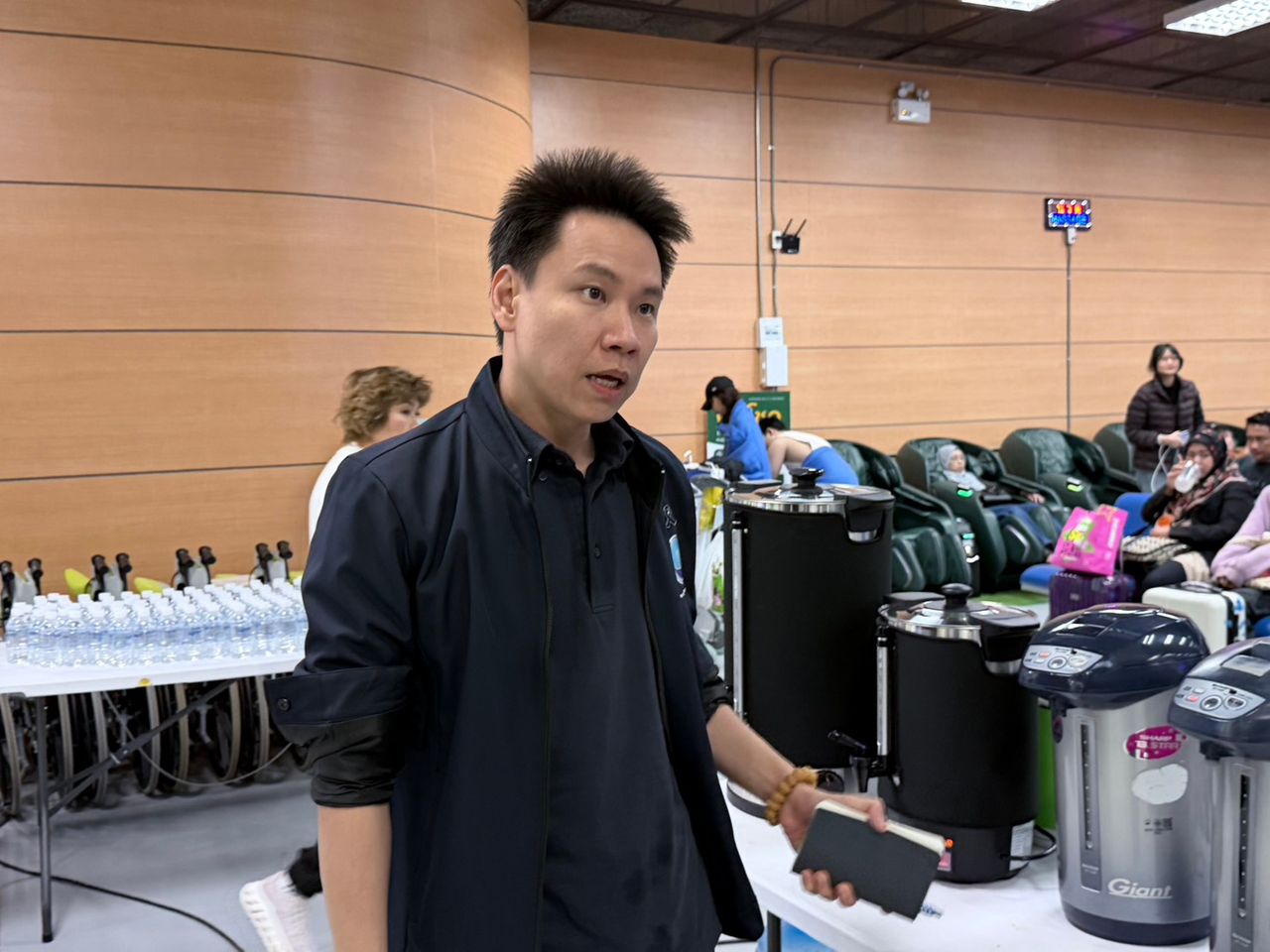 “阿塔空”下令加速送食物和饮用水援助被困数千游客在合艾