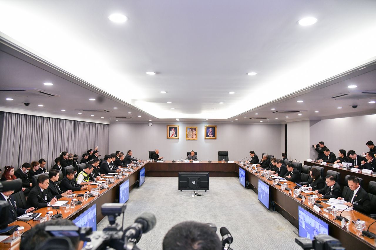 总理批评政府部门互相推诿，涉及起重机倒塌事件，坚称并非找茬，要求铁路局取消合同另寻承包商