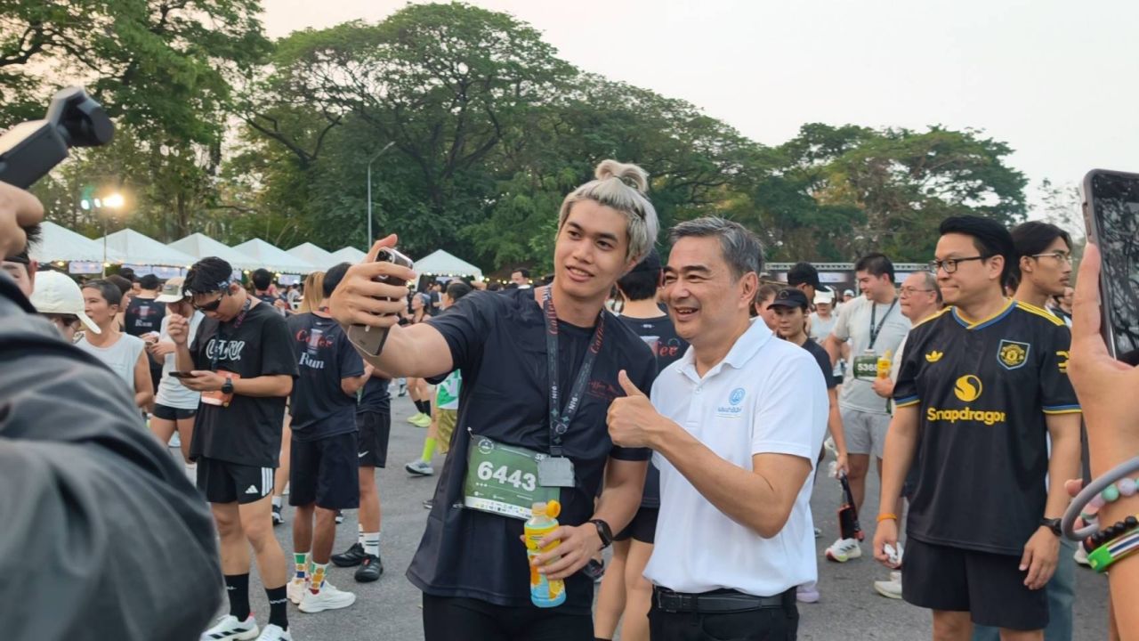 “阿披实”在曼谷三个选区拉票，强调民主党立场，主张清廉政治，不制造分裂