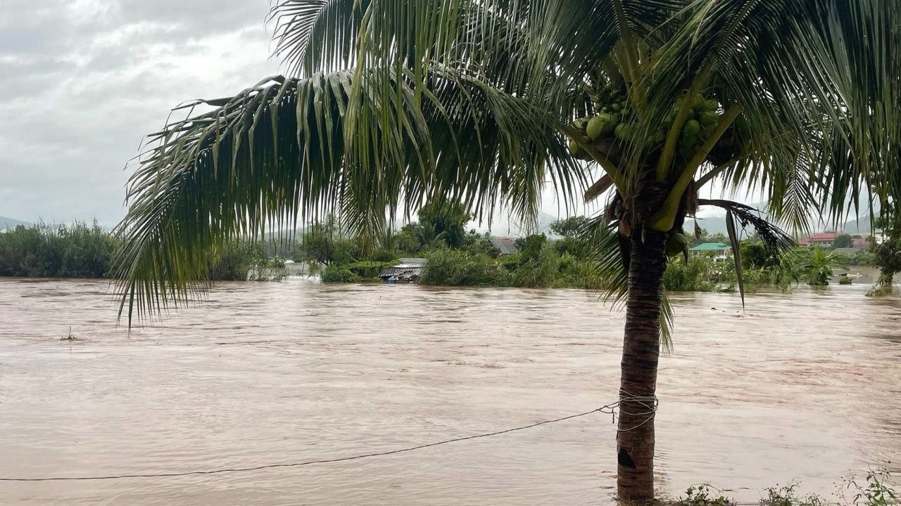 แม่ฮ่องสอน遭受洪水影响，七个村庄受灾，桥梁损毁车辆无法通行