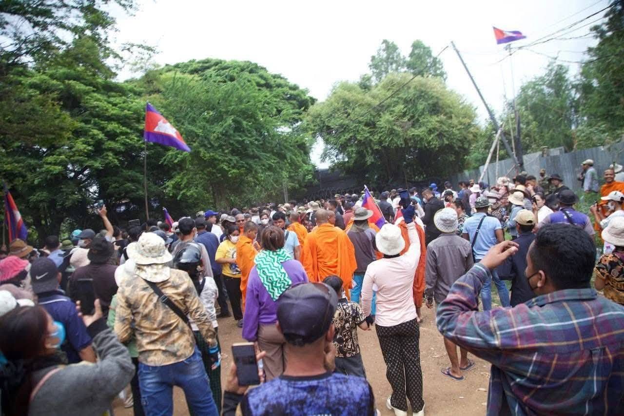 หนองจาน仍然紧张，柬埔寨军队号召僧侣和村民接近边境围栏