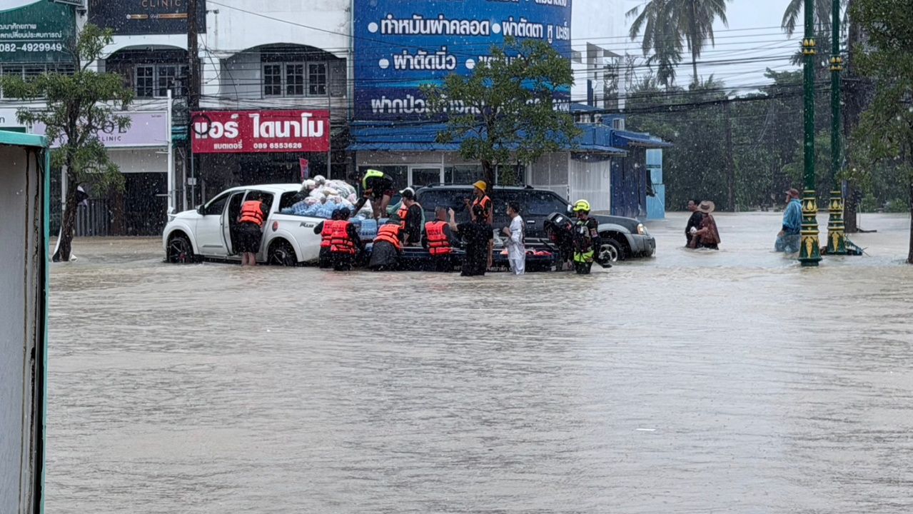 “塔纳玛斯” 撤离合艾上千居民 离开洪水重灾区 加紧运送食物至居民手中