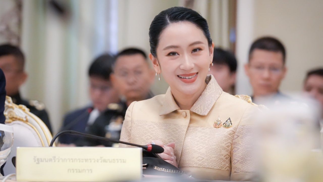 “贝通他”进入政府大楼，身着泰国传统服装参加委员会会议以庆祝御赐荣誉活动