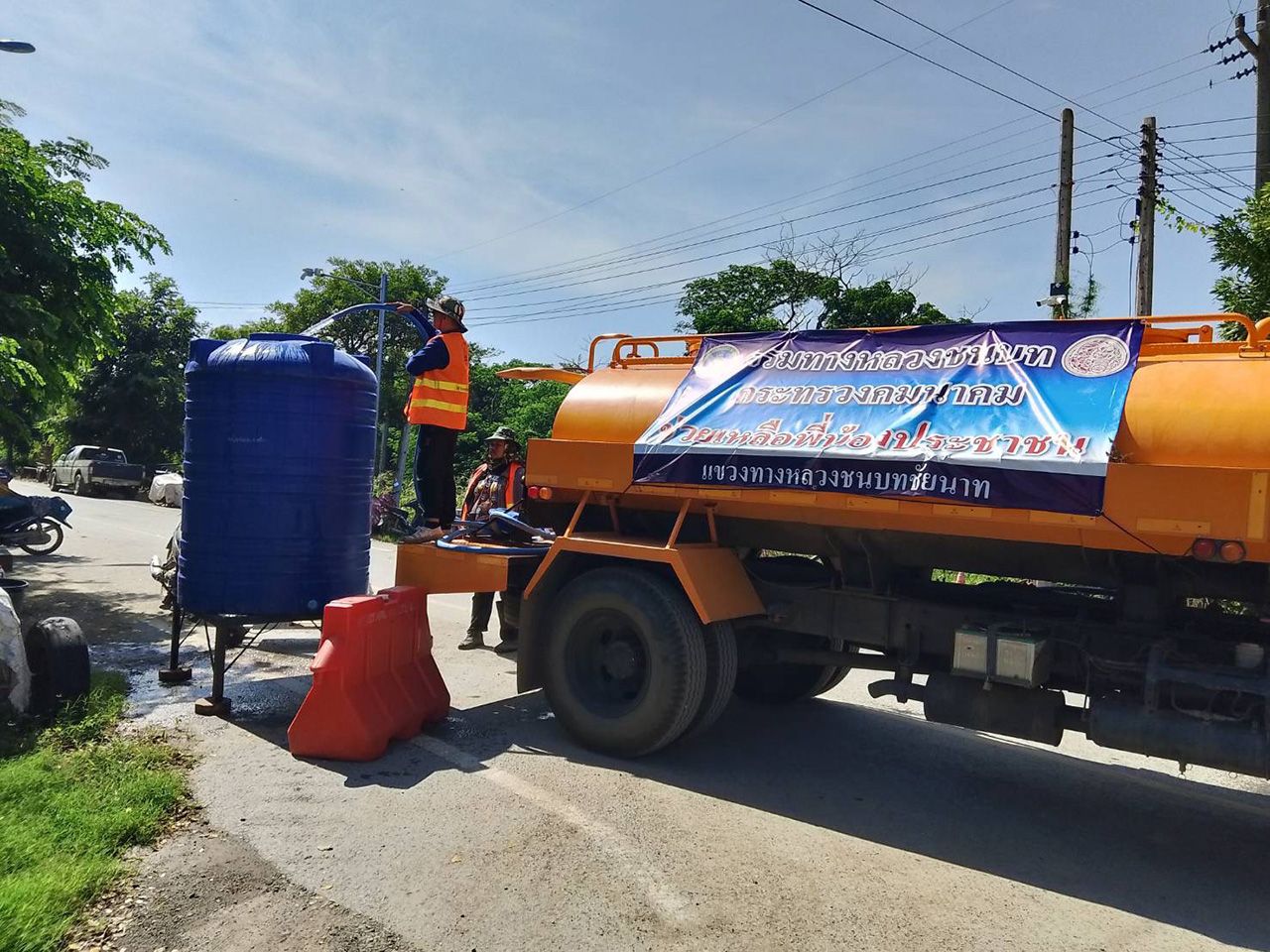 救助洪水灾民,乡村公路局出动洒水车服务并建防水墙,命令持续监测