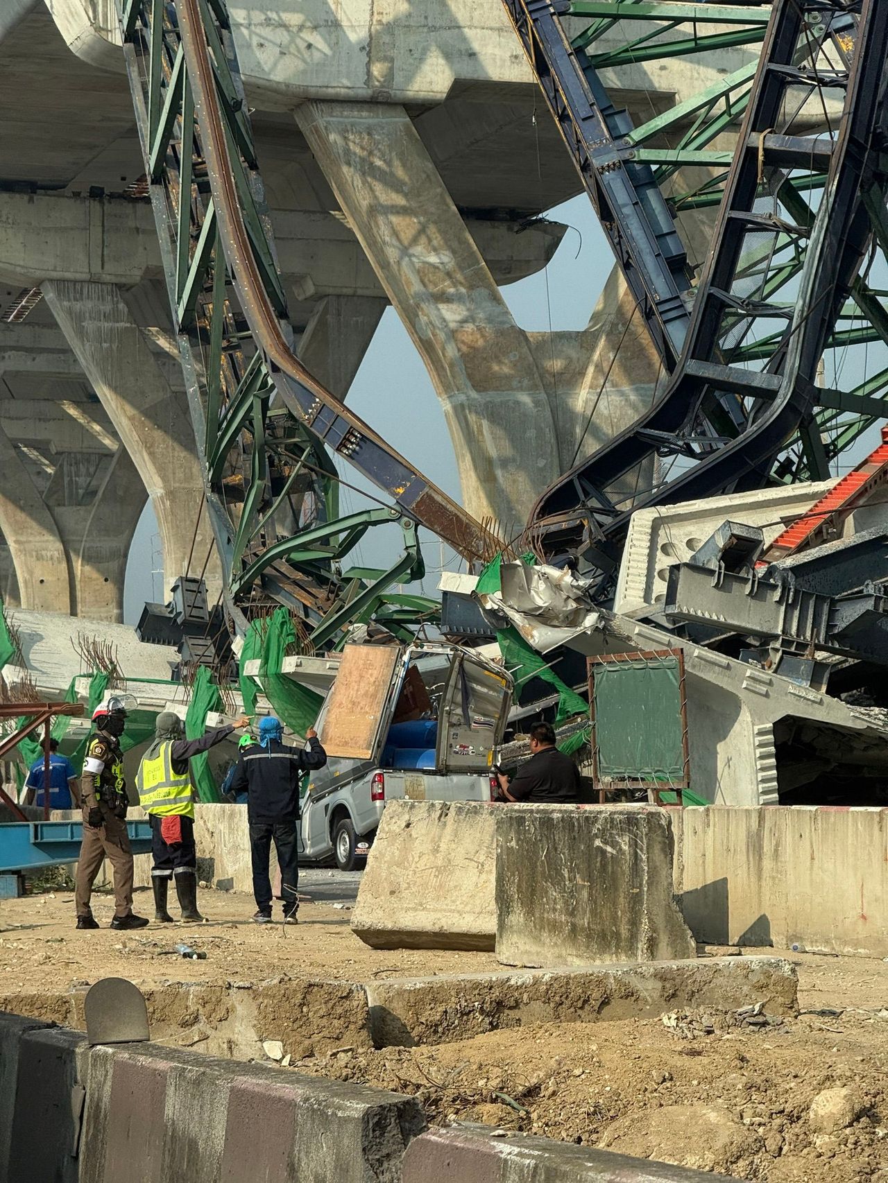 拉玛2路高架施工起重机倒塌造成人员伤亡