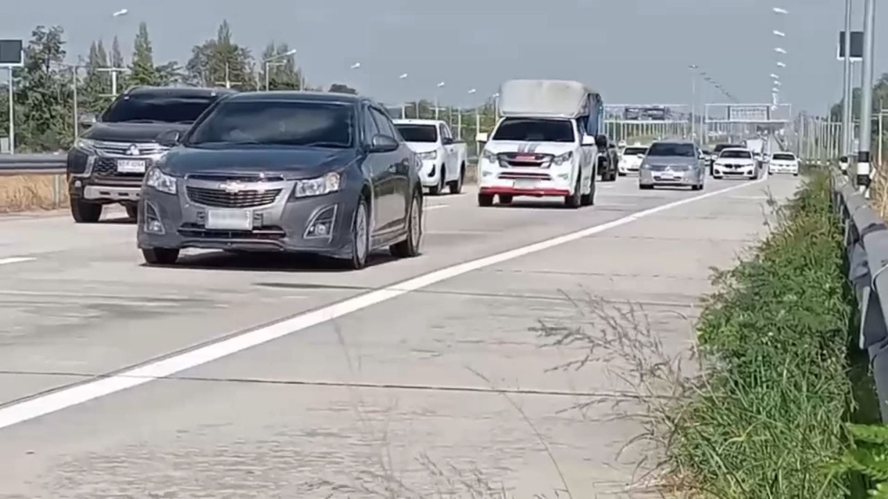 人们纷纷返回曼谷,M6高速公路和友谊路交通拥挤