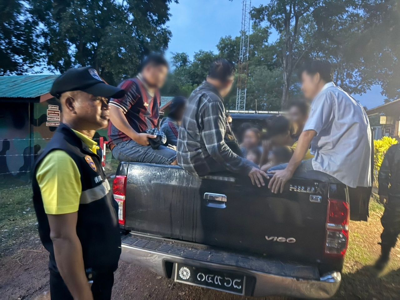 柬埔寨劳工察觉被欺骗后逃离回国，纷纷冒险通过自然通道偷渡回泰国