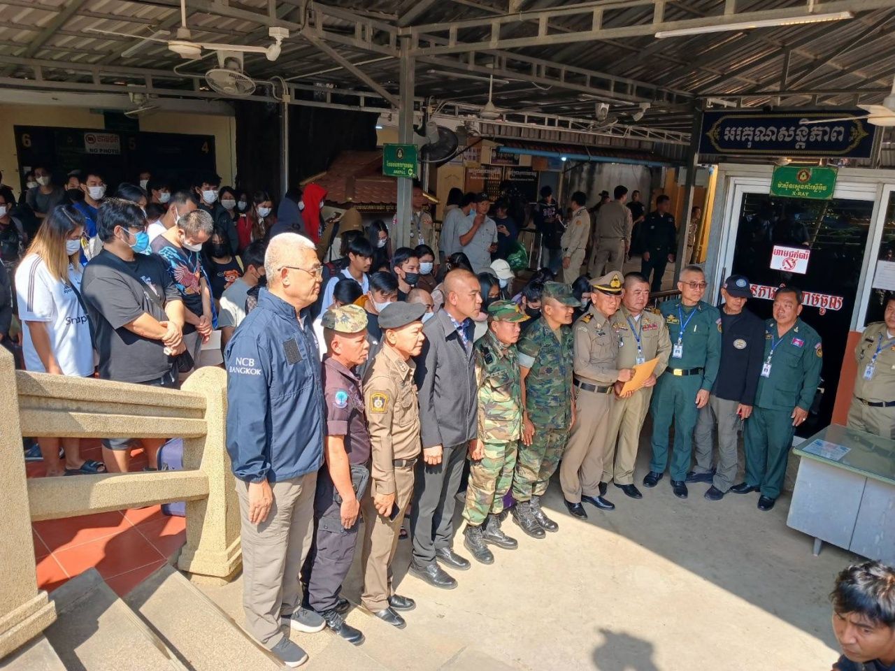 海军协助162名泰国人通过“班帘关口”返回国家