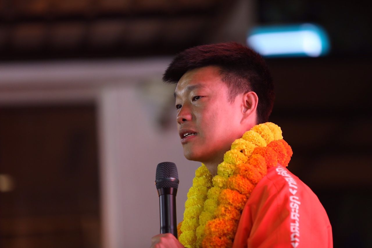 “艾斯”再遭质疑,选举期间被乡民询问——“腾”请求乌隆他尼人民支持橙党