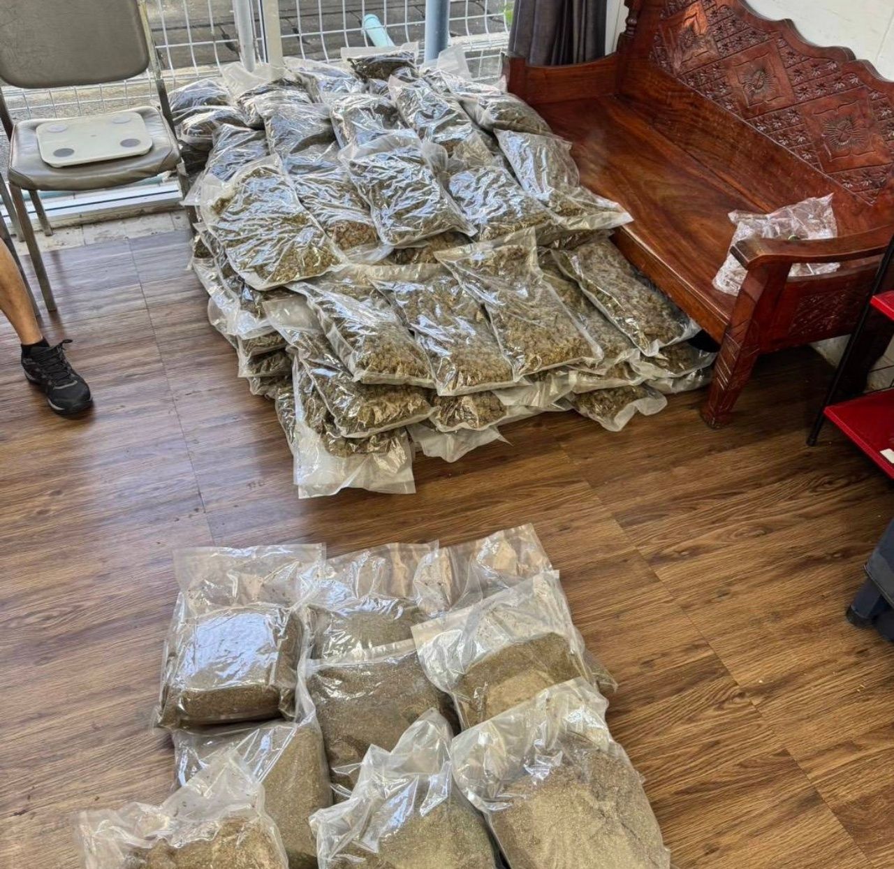 高速公路警察逮捕3名携带非法枪支的年轻人，自称刚刚在罗勇府抢劫大麻仓库