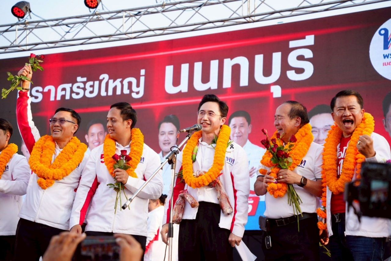 “育察南”带领为泰党在暖武里府码头拉票，随后继续在巴吞他尼府拉票，恳求成为总理