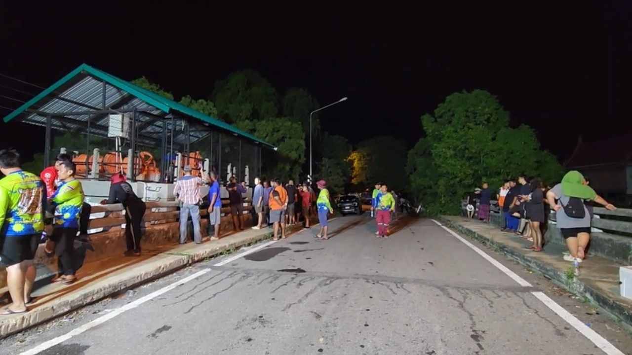 彻夜封堵泄漏,防止水涌越界洪泛农田