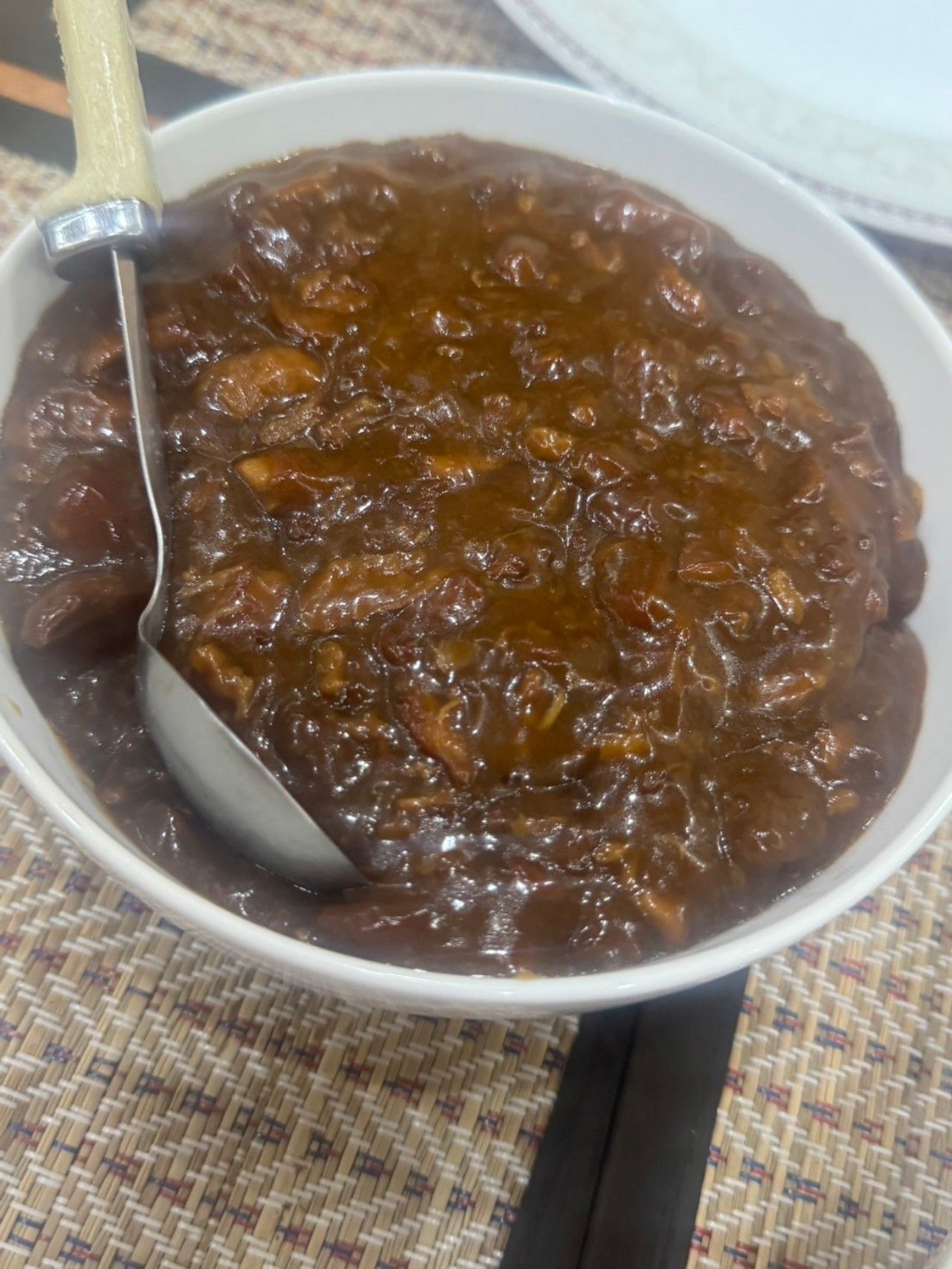 “大厨比育鹏”做鸡肉盖饭招待“阿努廷”，午宴气氛融洽